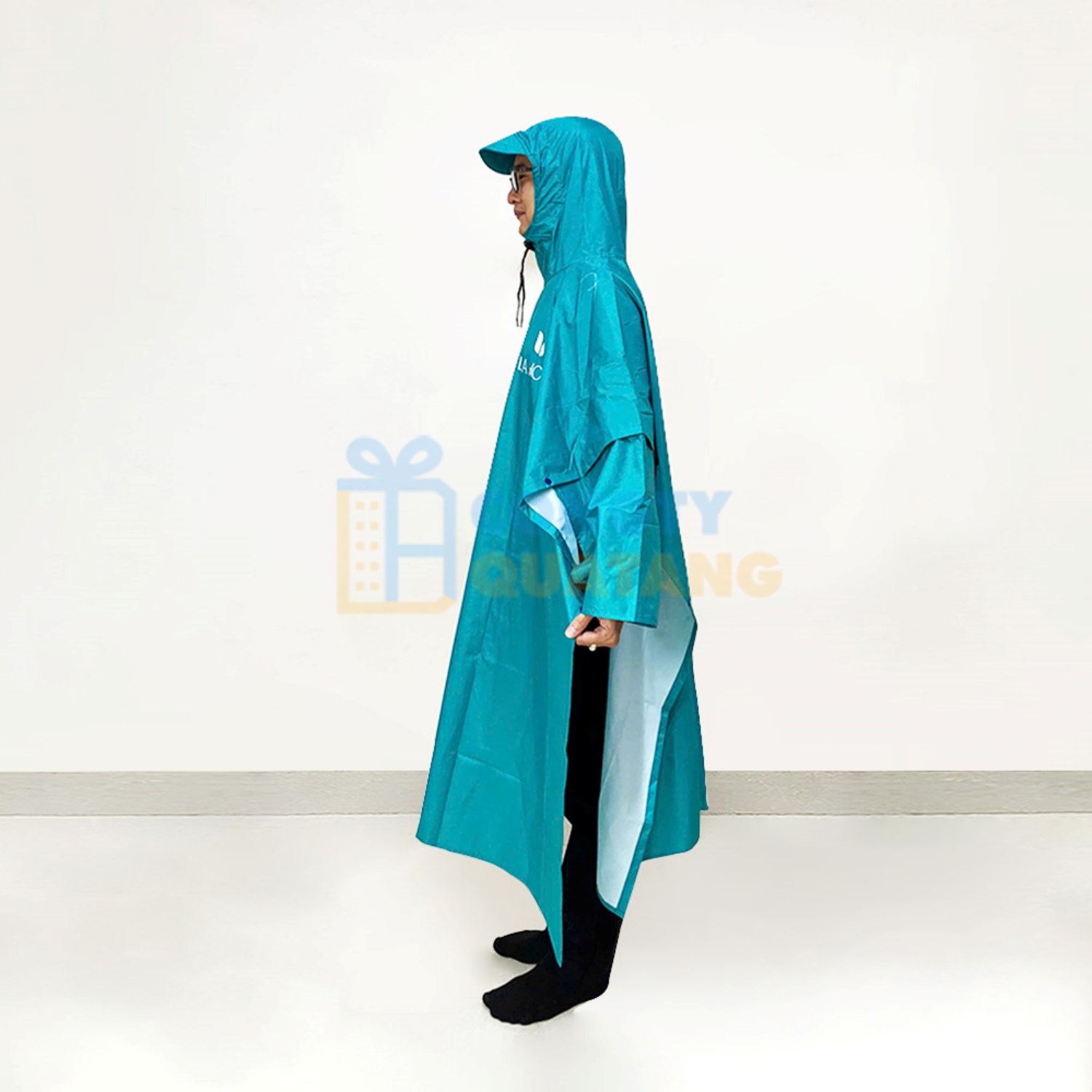 Size áo mưa vừa vặn đảm bảo che chắn hiệu quả khi trời mưa