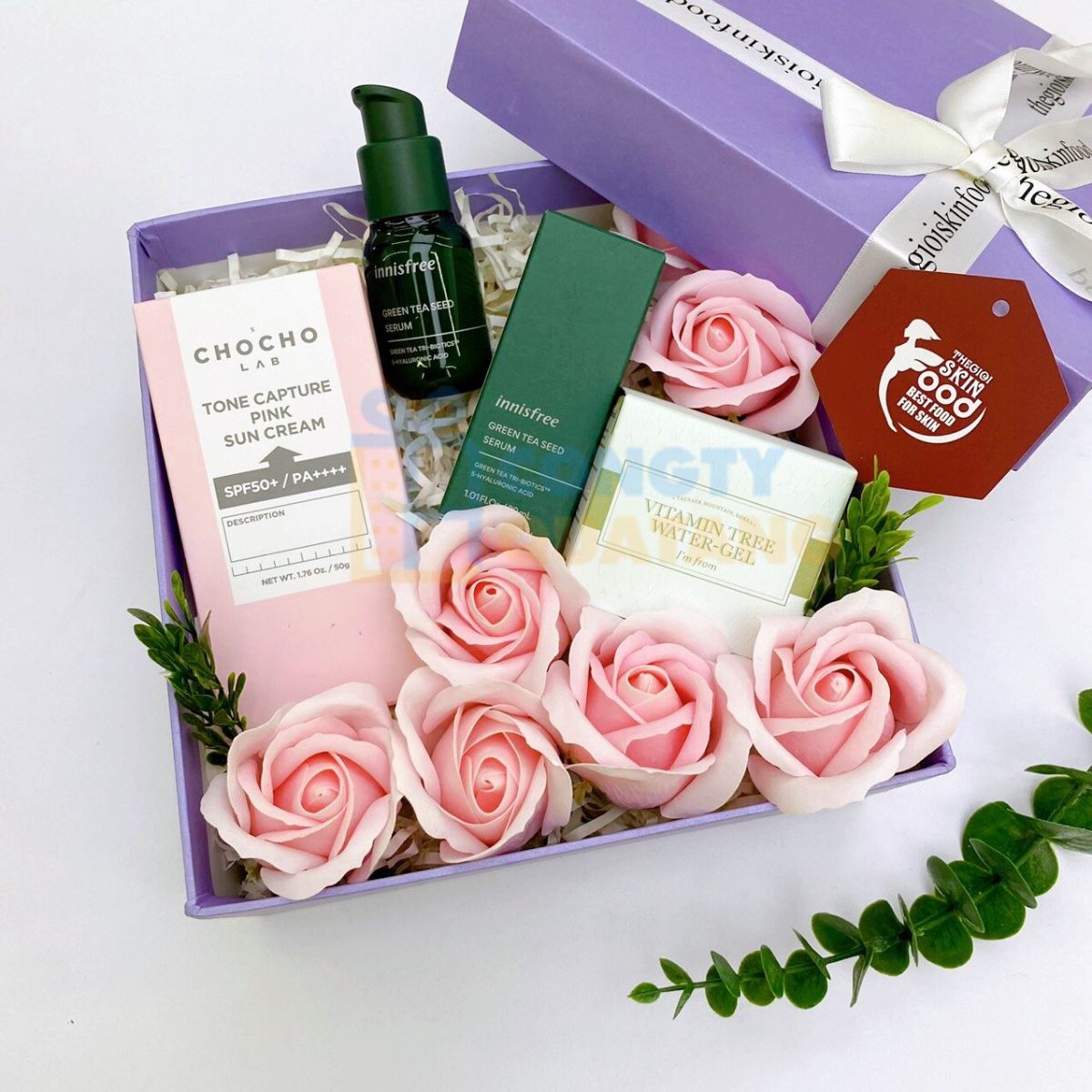 Bộ mỹ phẩm là lựa chọn hoàn hảo để làm quà chia tay sếp nữ 