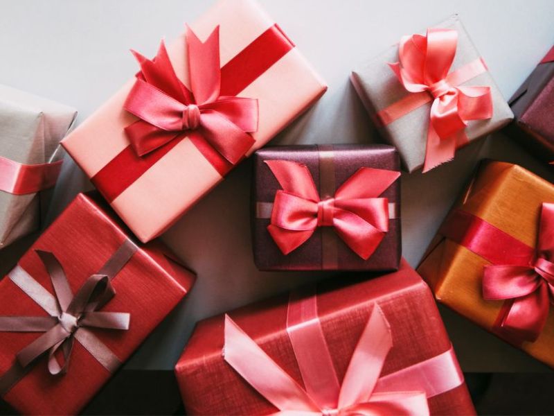 Xác định giá trị mỗi món quà và số lượng khách được tặng