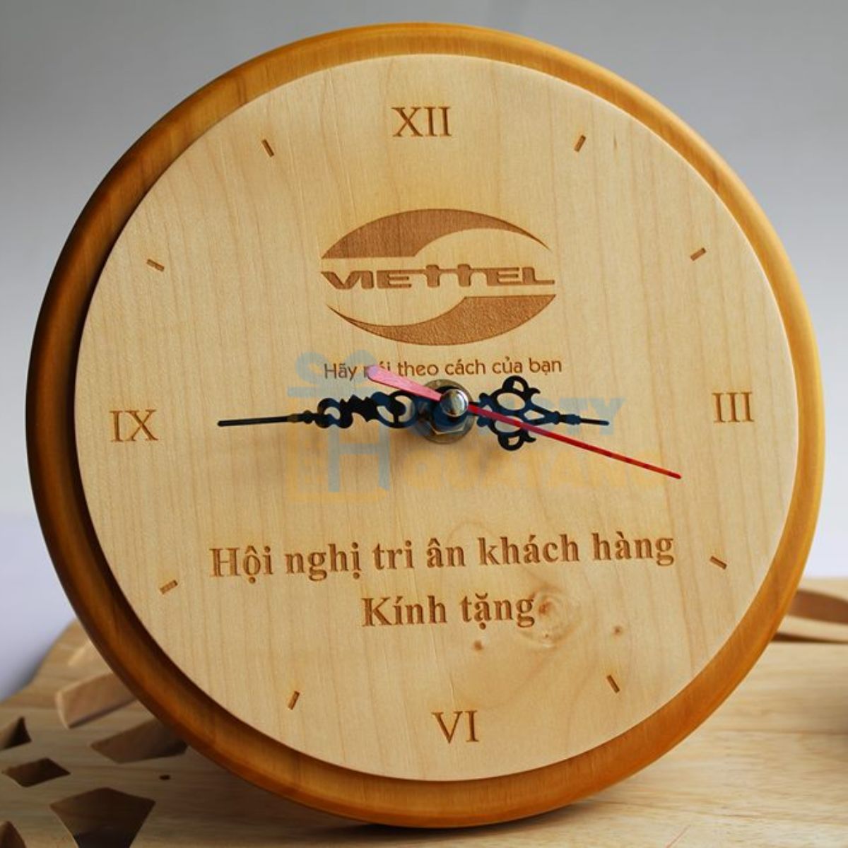 Đồng hồ gỗ để bàn làm việc sang trọng 