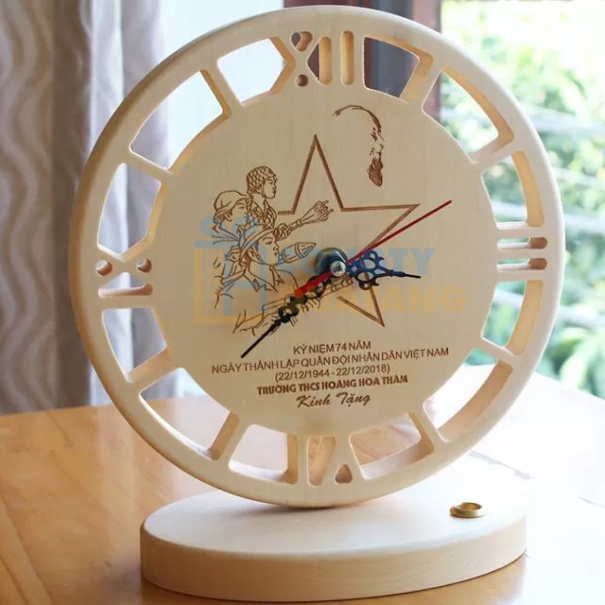 Đồng hồ gỗ khắc theo yêu cầu của khách hàng 