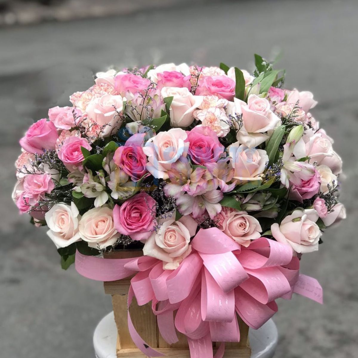 Lựa chọn bó hoa để gửi tặng nhân viên trong ngày cuối làm việc 