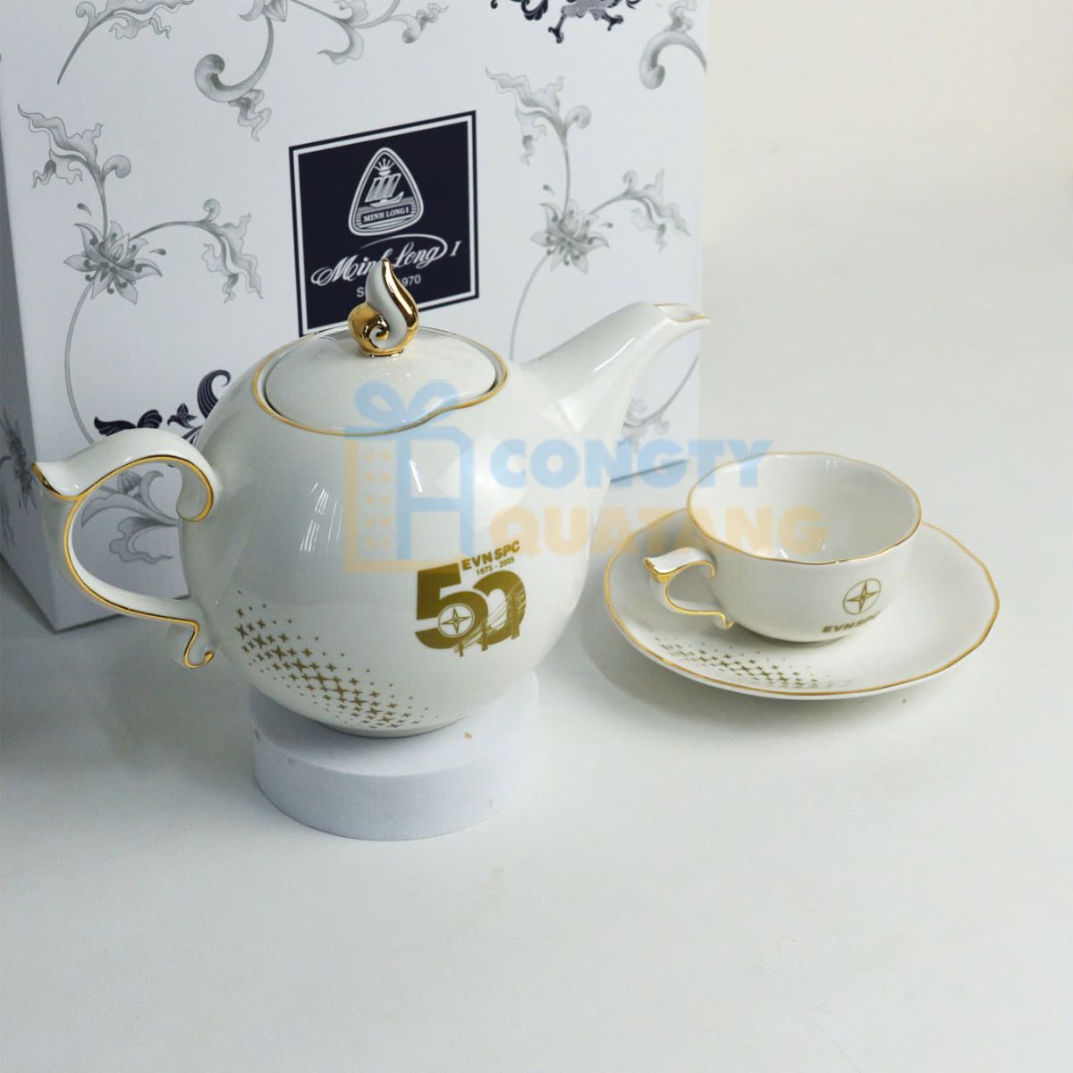 In logo lên bộ ấm chén làm quà tặng cho nhân viên