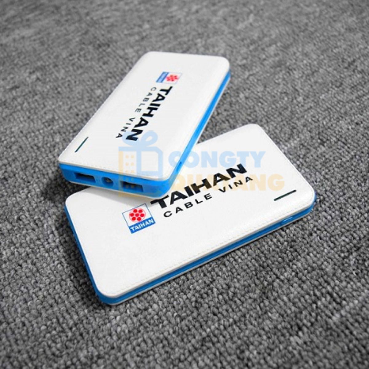 In logo lên sạc dự phòng làm quà tặng cho nhân viên 
