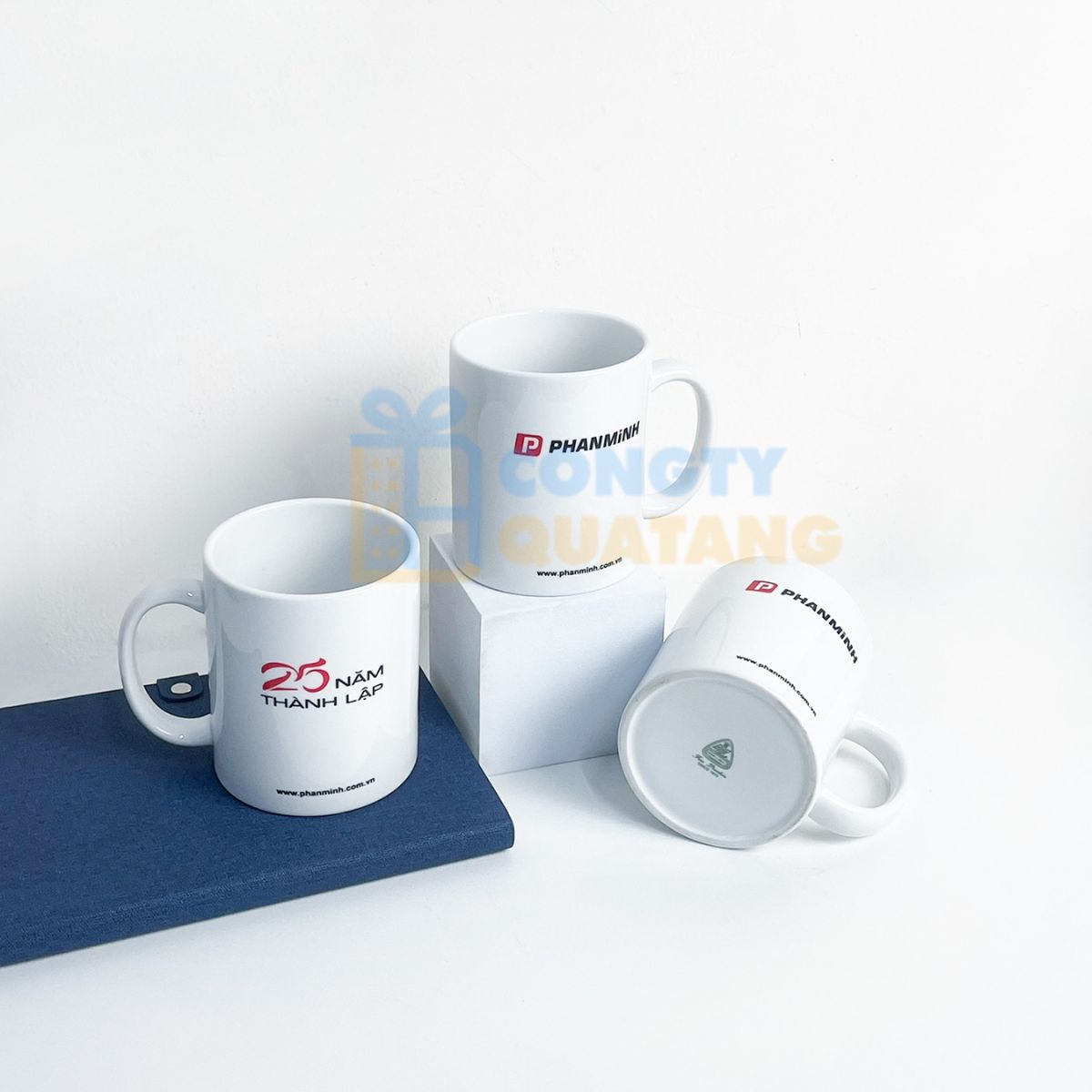 Ly sứ in logo làm quà tặng thiết thực cho sếp