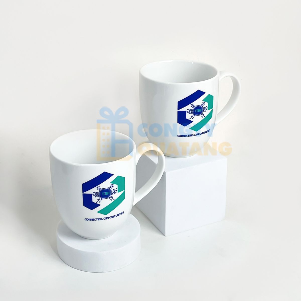 Ly sứ là món quà sử dụng hàng ngày