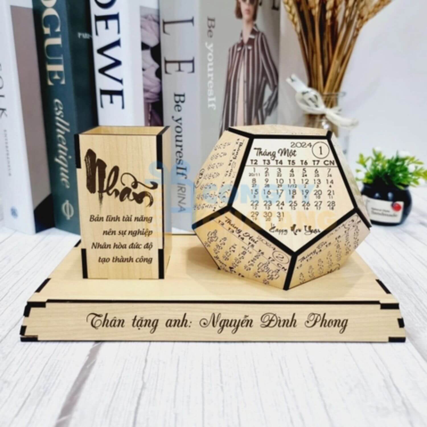 Top 15+ món quà 8/3 tặng sếp, đồng nghiệp nữ sang trọng và tinh tế - Congtyquatang.com.vn