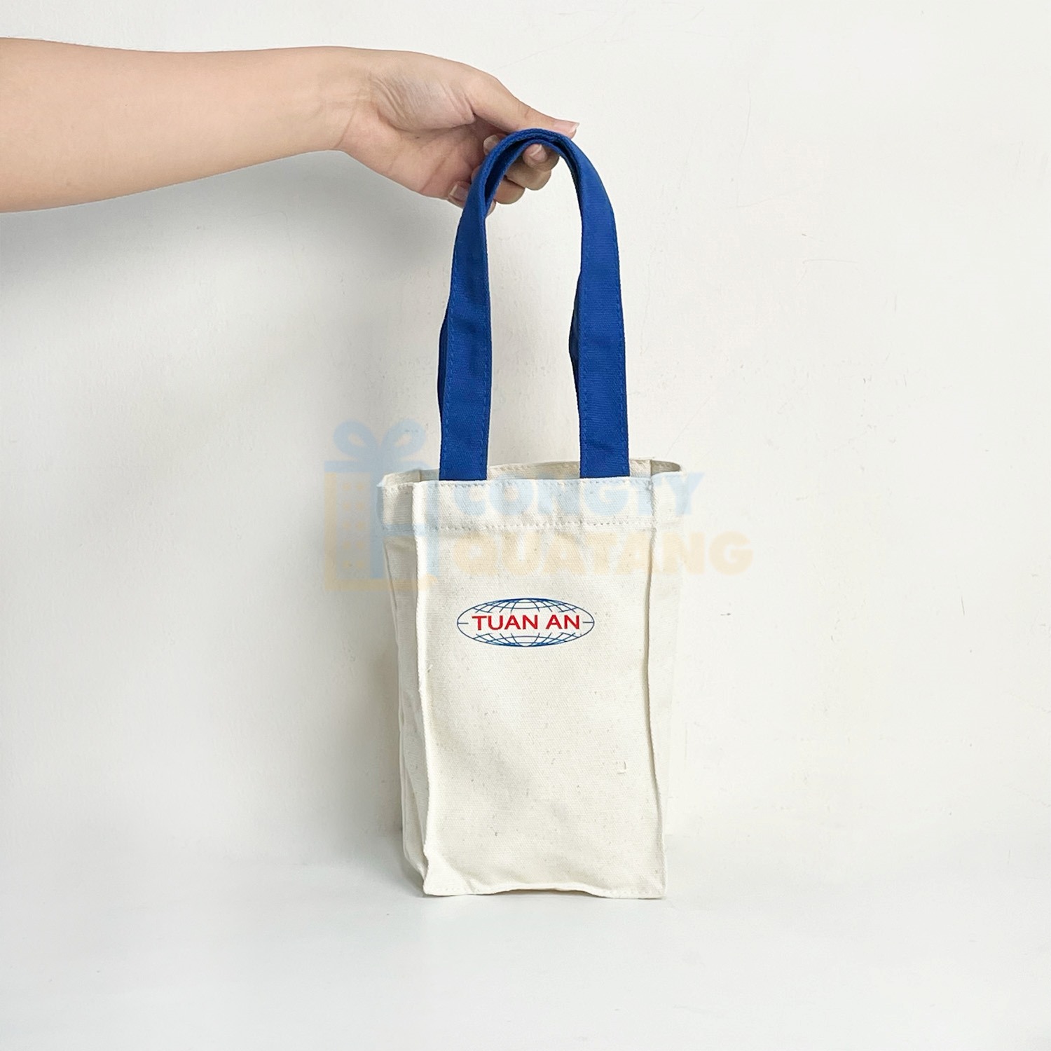 Mẫu túi vải canvas in logo tiện dụng đựng ly/cốc giữ nhiệt tặng khách hàng nữ Mẫu túi vải canvas in logo tiện dụng đựng ly/cốc giữ nhiệt tặng khách hàng nữ