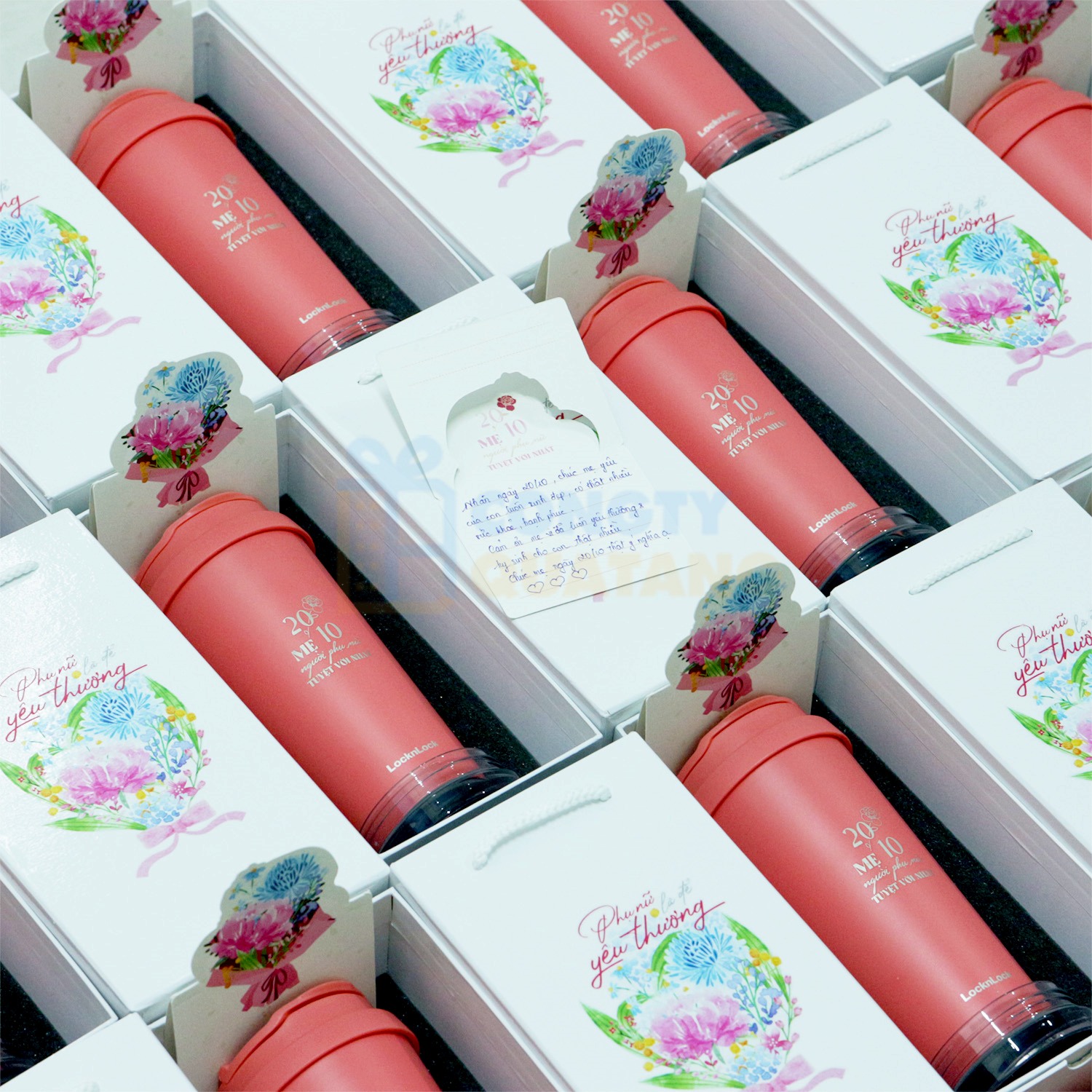 Set quà ly giữ nhiệt và hộp đựng kèm thiệp ngày 20/10 ý nghĩa Set quà ly giữ nhiệt và hộp đựng kèm thiệp ngày 20/10 ý nghĩa