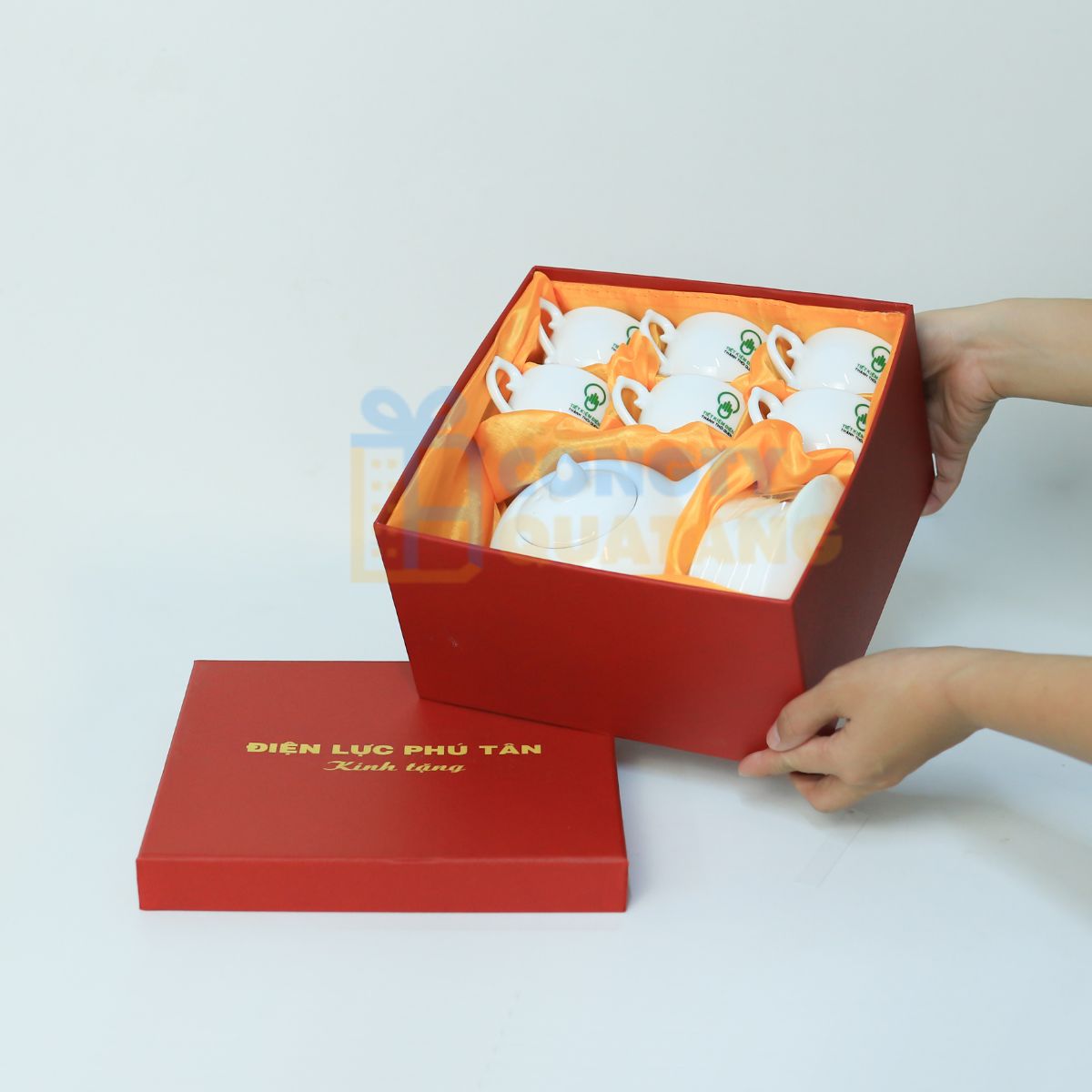 Quà tặng in logo kèm hộp quà sang trọng dành tặng nhà trường nhân ngày kỷ niệm thành lập 