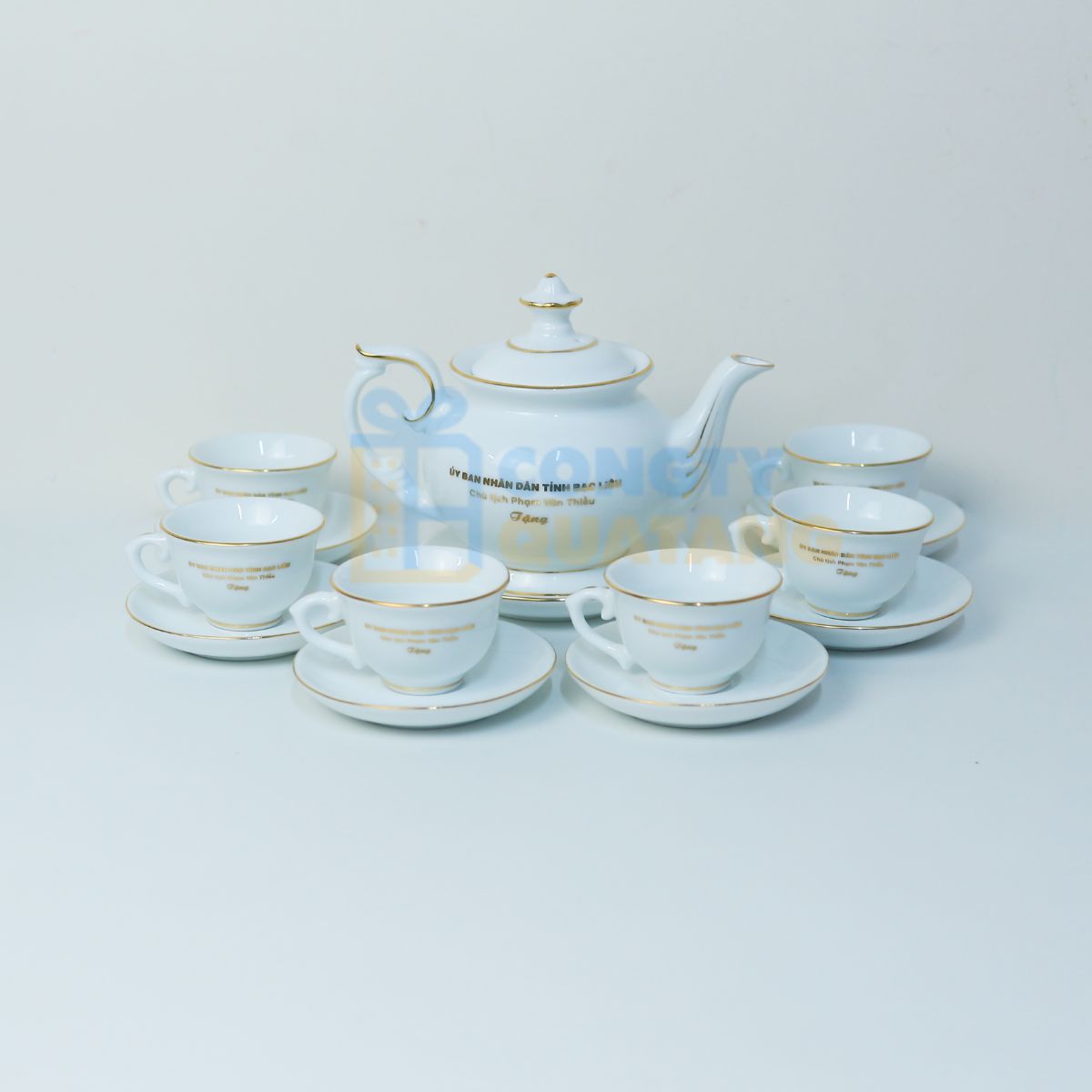 Bộ ấm trà là vật dụng quen thuộc và rất cần thiết trong nhà trường