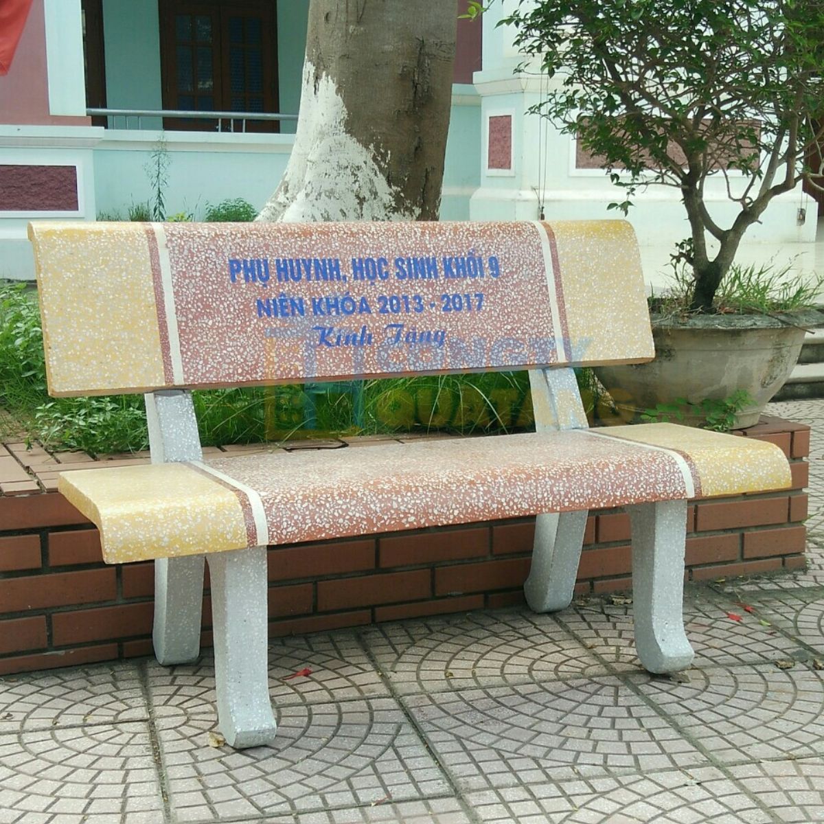 Ghế đá luôn được khách hàng ưa chuộng khi mua quà tặng kỷ niệm thành lập trường