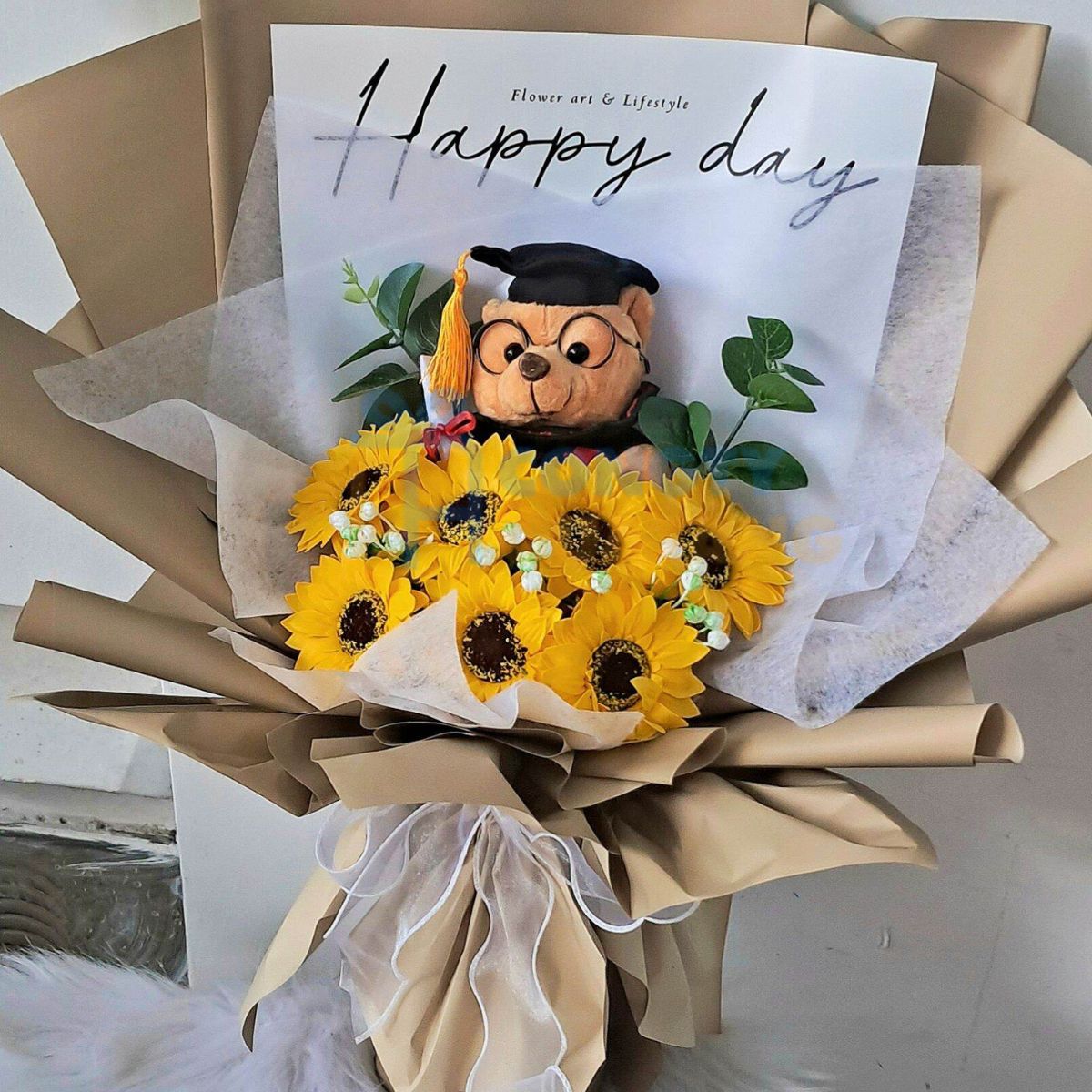 Hoa và gấu là món quà không thể thiếu trong dịp tốt nghiệp 