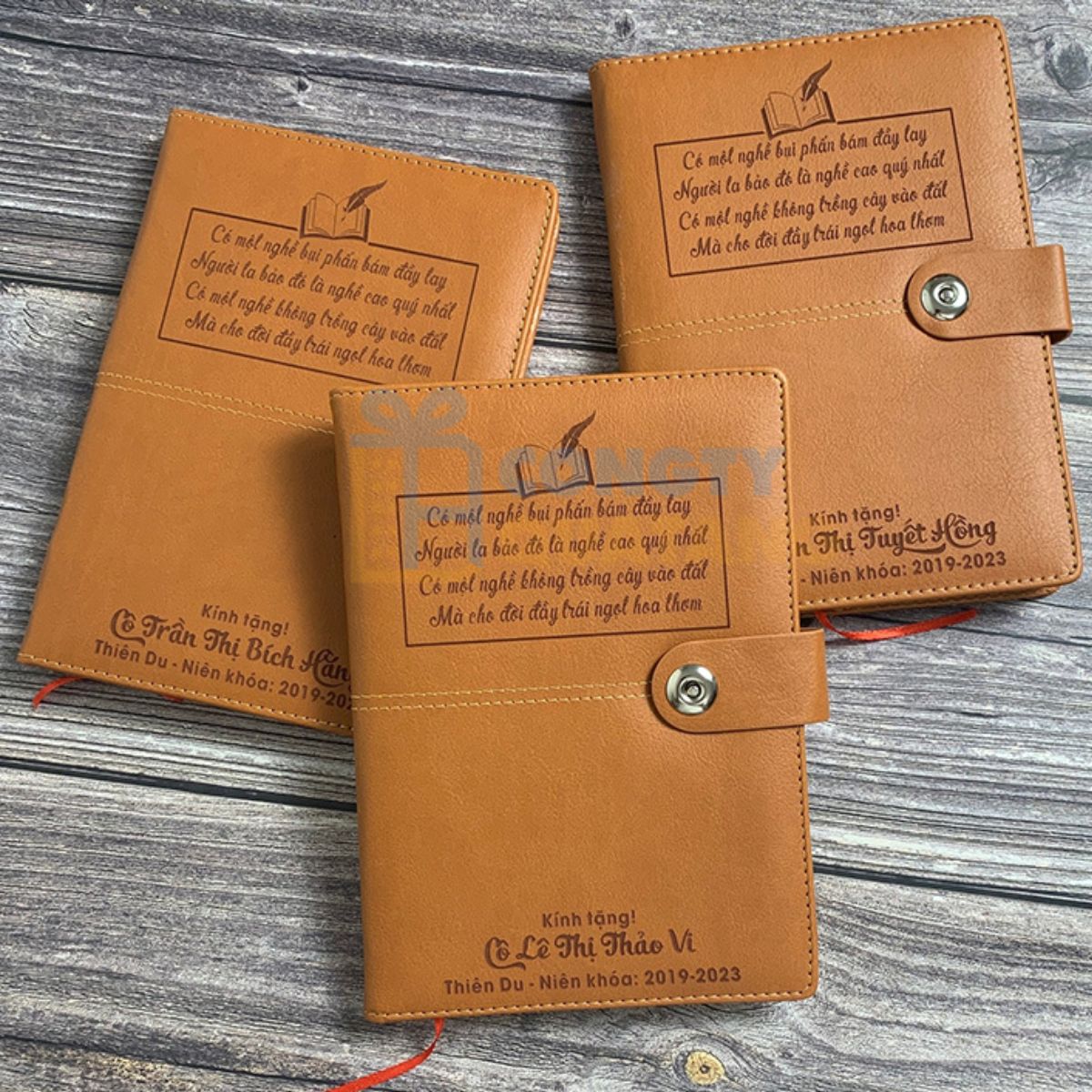 Sổ tay là lựa chọn lý tưởng để dành tặng cho bạn dịp tốt nghiệp