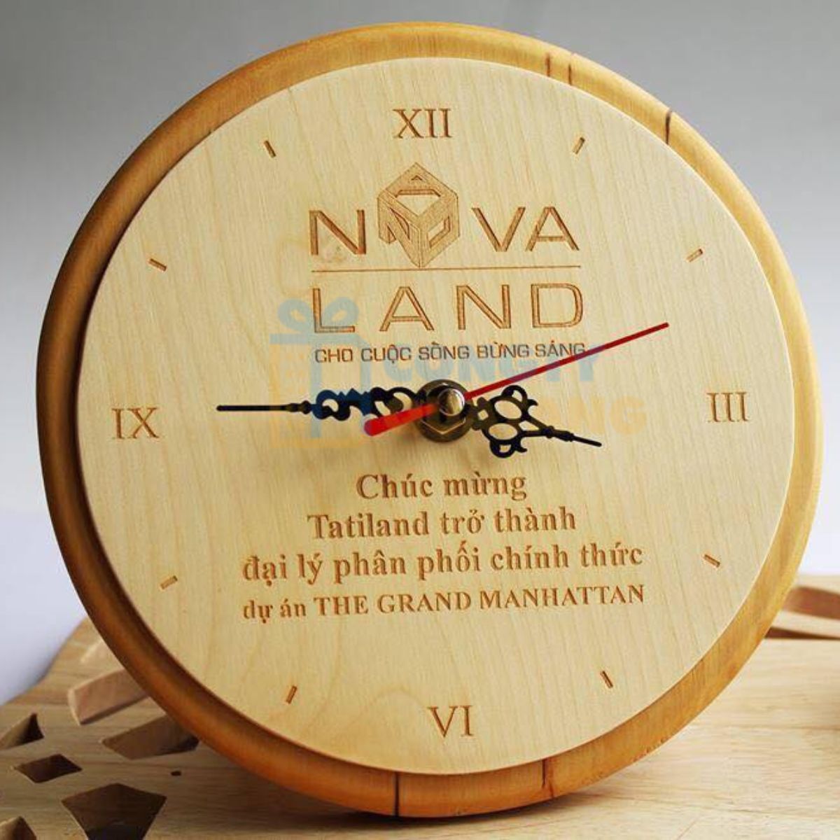 Đồng hồ gỗ để bàn khắc tên sang trọng 