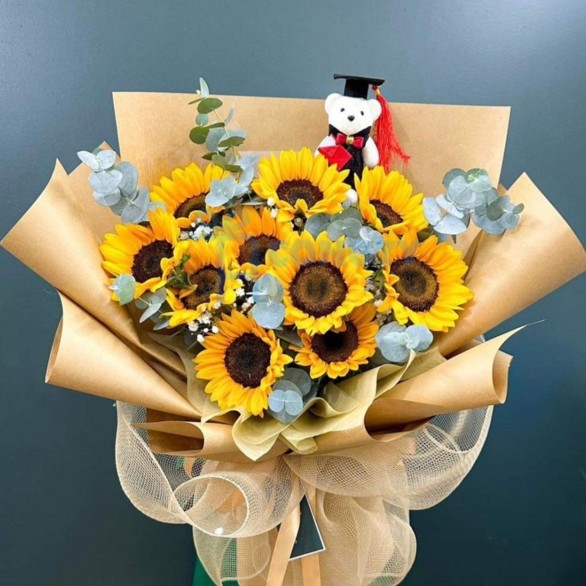 Hoa là một trong những món quà không thể thiếu trong dịp tốt nghiệp 