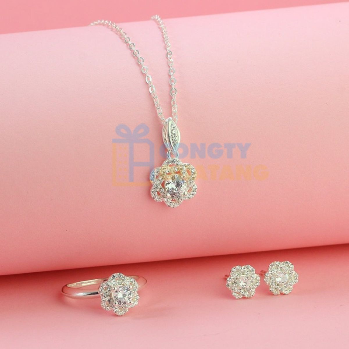 Trang sức là quà tặng được các bạn nữ yêu thích 