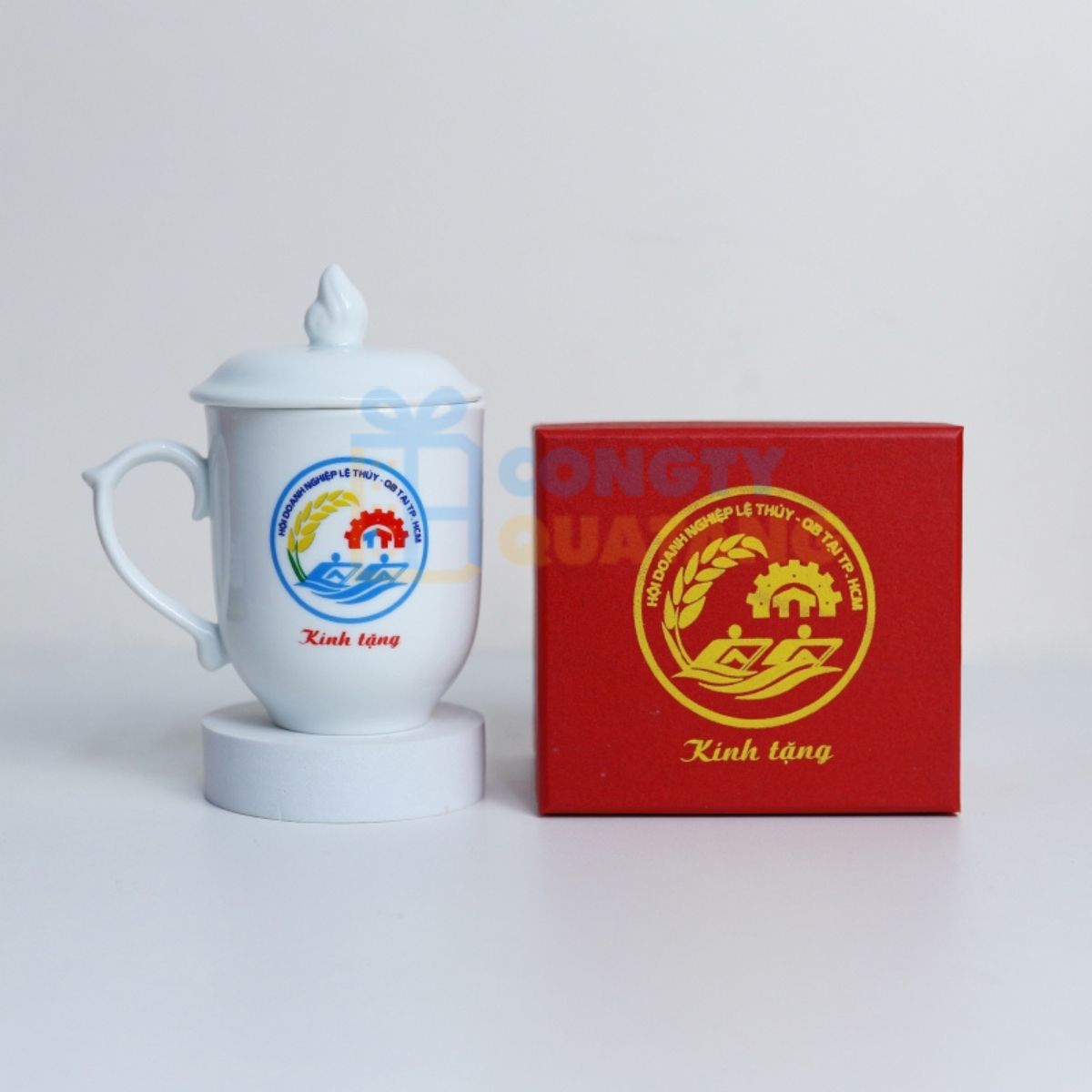 Ly sứ là món quà tốt nghiệp đại học cho nữ thiết thực và ý nghĩa