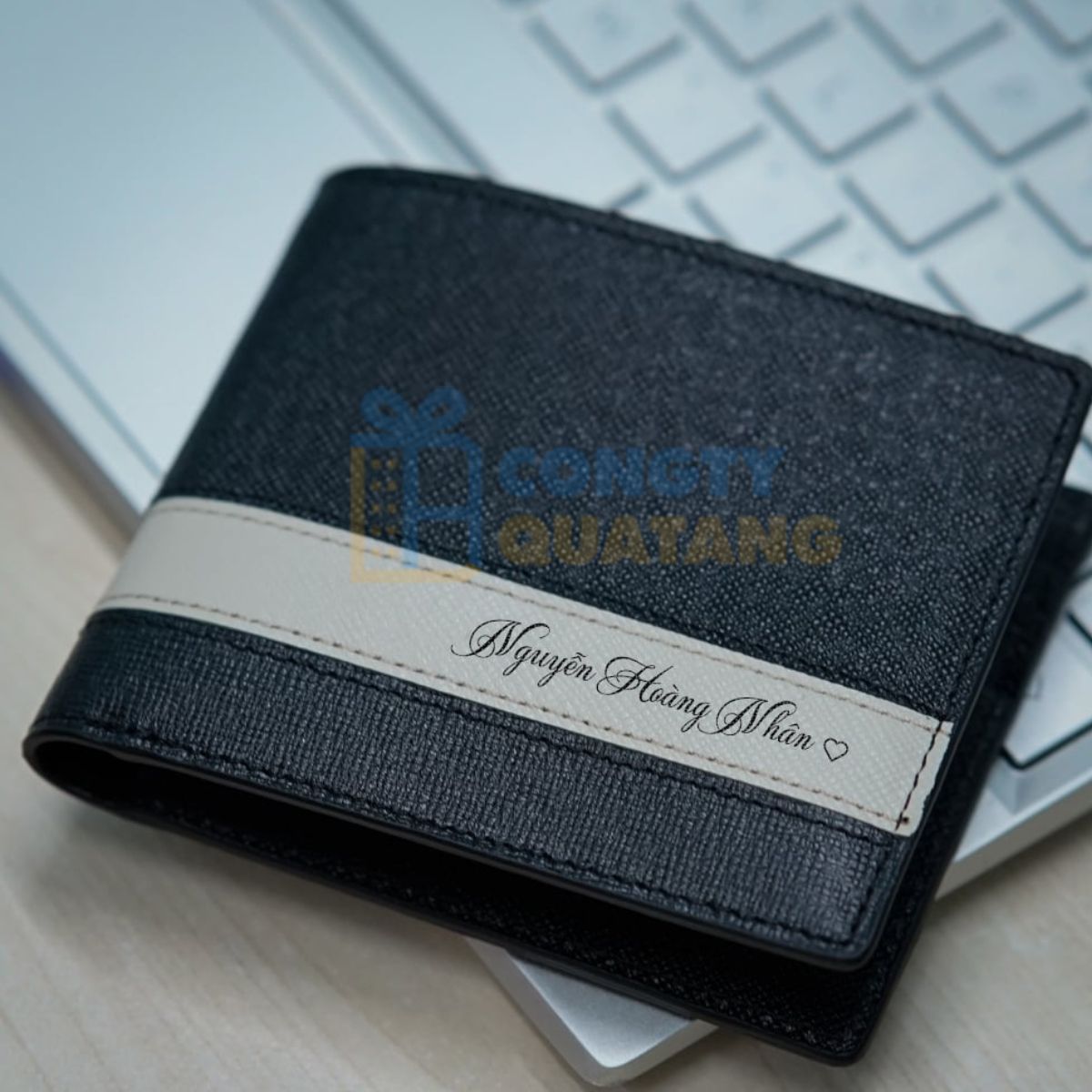 Lựa chọn ví da khắc tên để tặng quà tốt nghiệp cho nữ