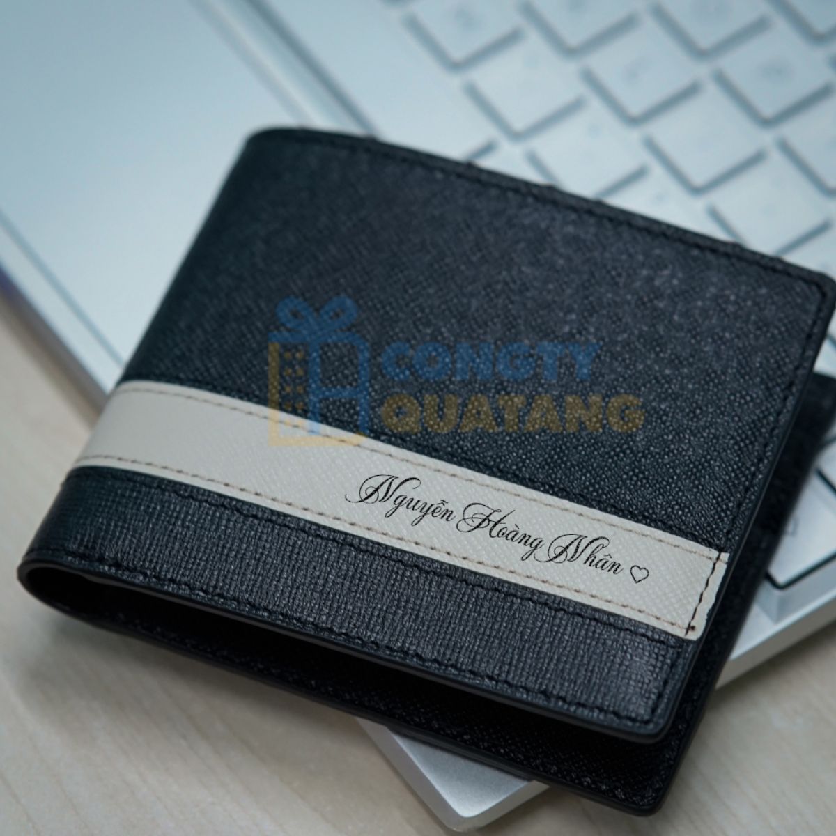Ví da khắc tên là món quà tặng thầy giáo 20/11 độc đáo