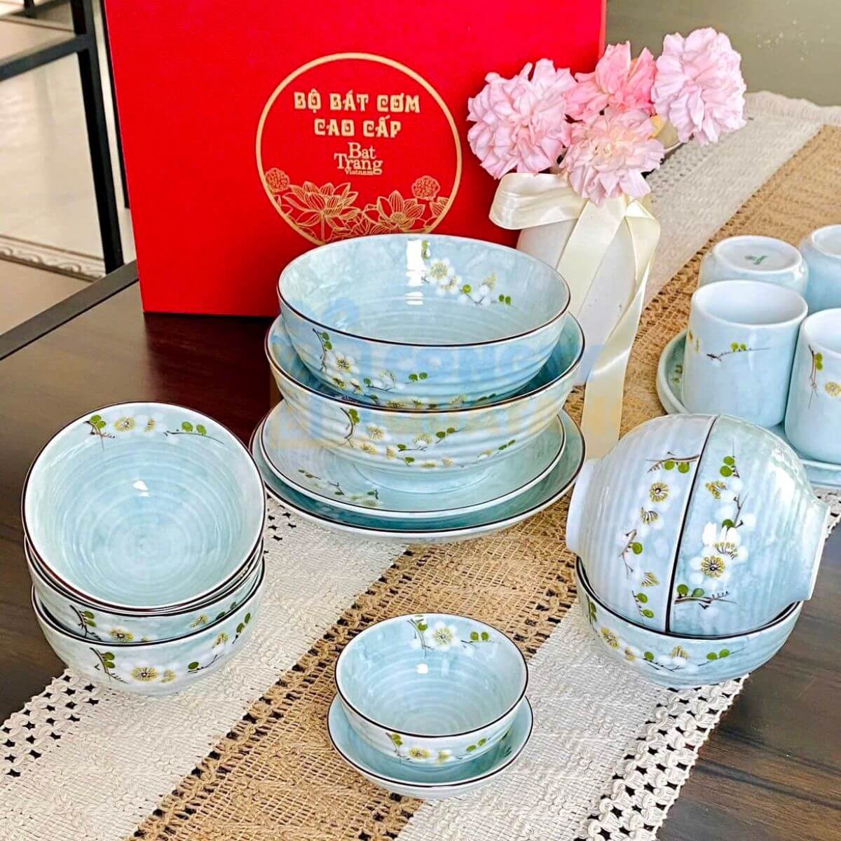 Bộ bàn ăn là lựa chọn lý tưởng để dành tặng cô