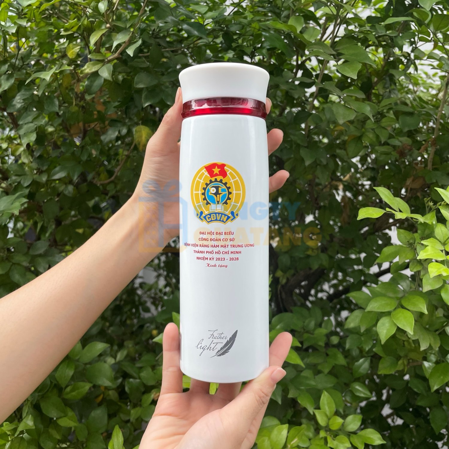 Bình nước giữ nhiệt là quà tặng hữu ích cho ngày thành lập Đoàn TNCS Hồ Chí Minh 26/3