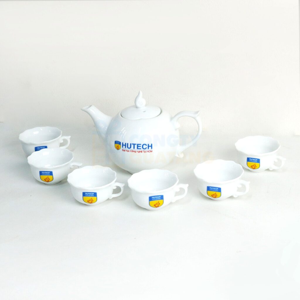In logo Đại học Công nghệ Tp.HCM HUTECH trên bộ ấm trà cao cấp Minh Long