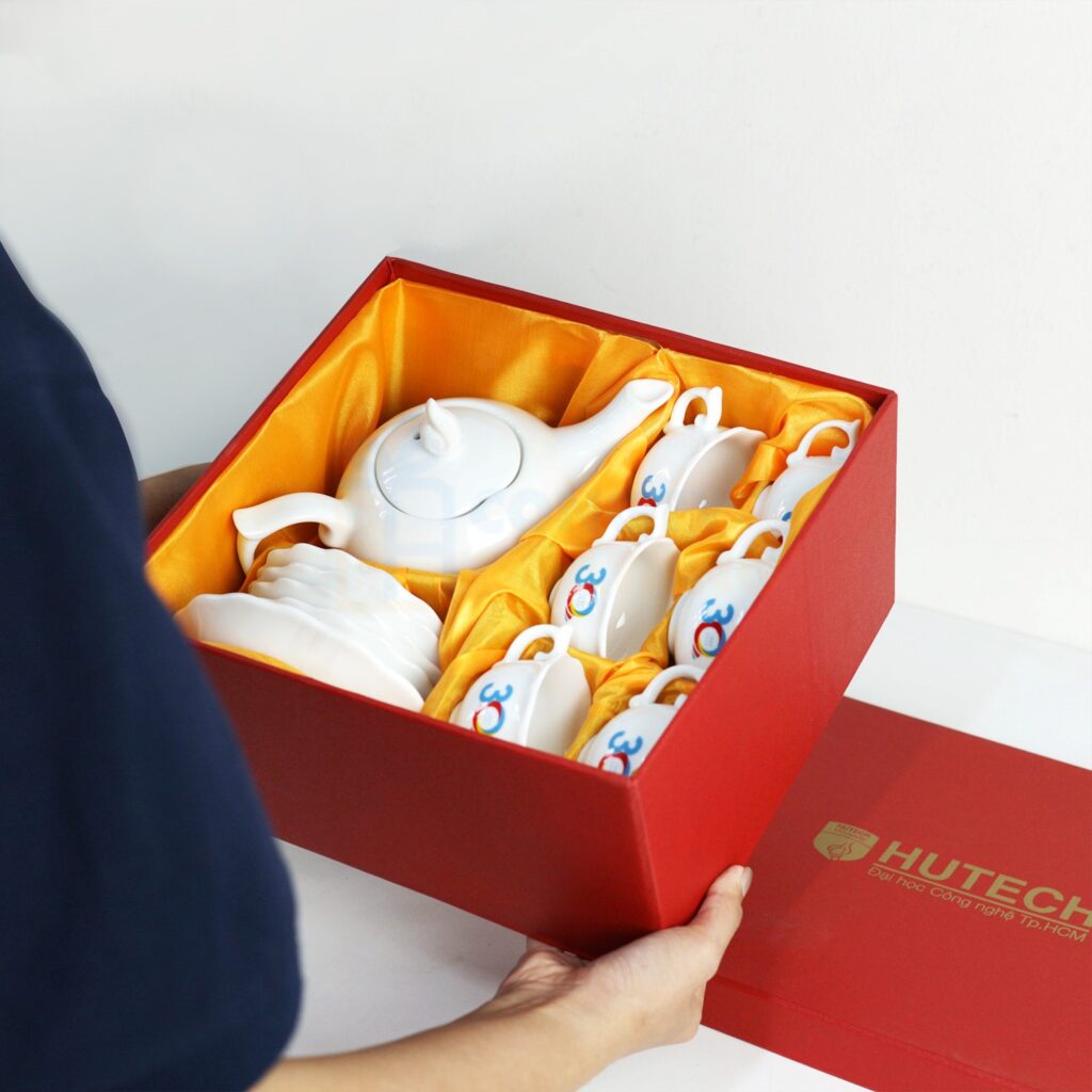 In logo HUTECH lên bộ ấm chén, ấm trà làm quà tặng cao cấp