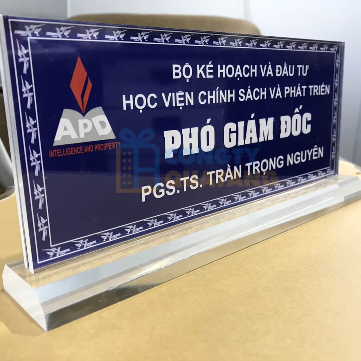 Bảng tên để bàn làm bằng mica