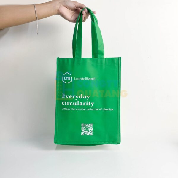 Kích thước túi vải không dệt phù hợp giúp tăng tính thẩm mỹ khi sử dụng