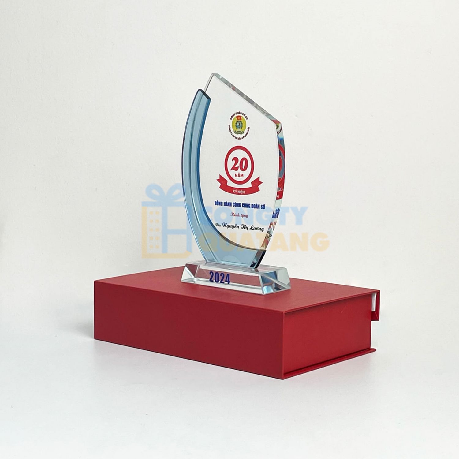 Kỷ niệm chương là gì? Ý nghĩa kỷ niệm chương trong quà tặng lưu niệm