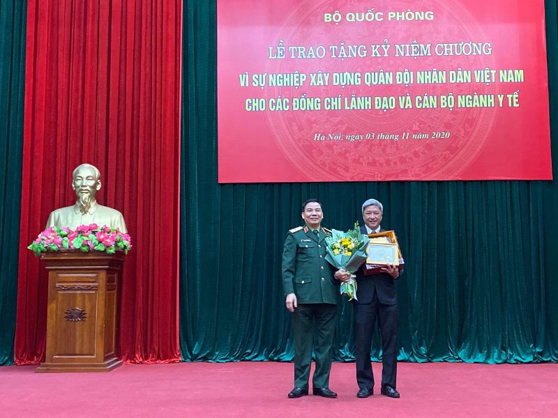 Tổ chức lễ trao tặng kỷ niệm chương