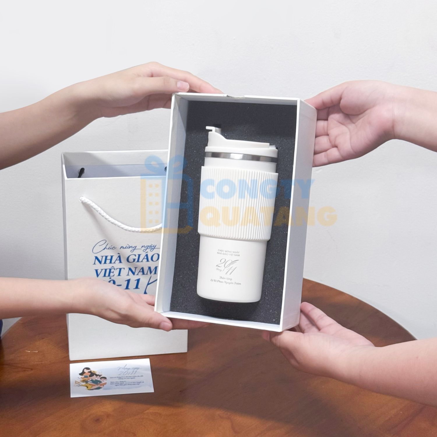 Bình giữ nhiệt khắc tên - món quà tặng thiết thực