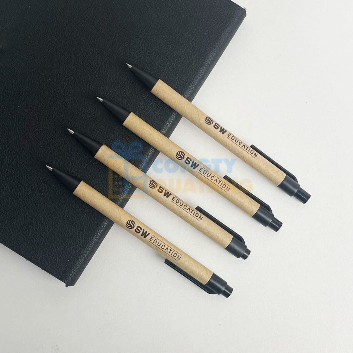 Xưởng sản xuất bút bi in logo quảng cáo theo yêu cầu, giá từ 5.000đ/sản phẩm - Congtyquatang.com.vn