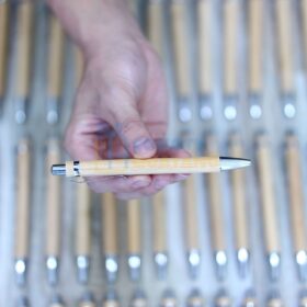 Xưởng sản xuất bút bi in logo quảng cáo theo yêu cầu, giá từ 5.000đ/sản phẩm - Congtyquatang.com.vn