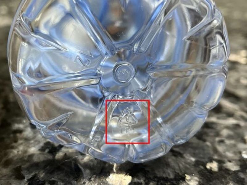 Cần nhận biết các loại nhựa an toàn khi chọn bình đựng nước