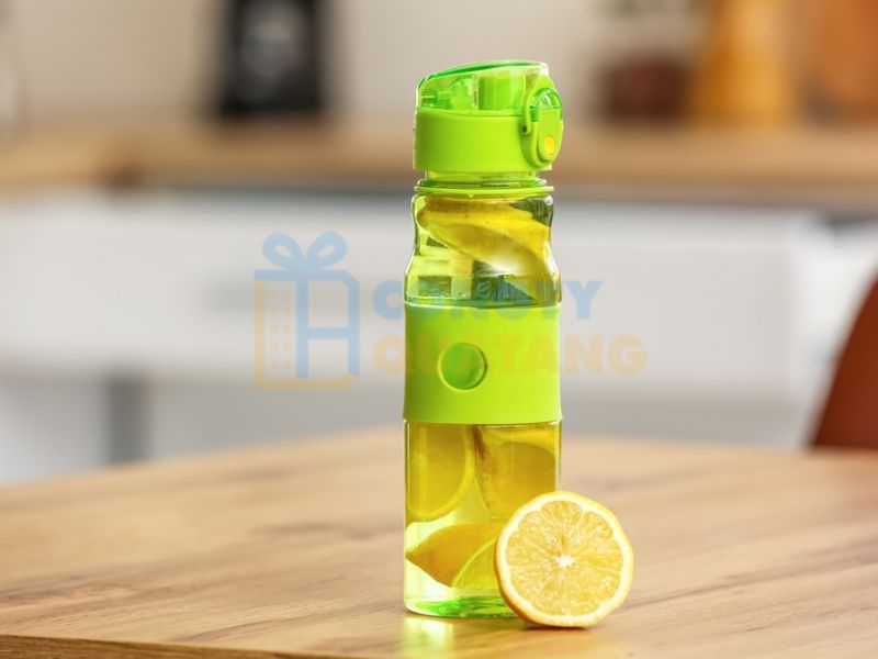 Dùng vỏ cam để khử mùi hôi của bình nước bằng nhựa đơn giản