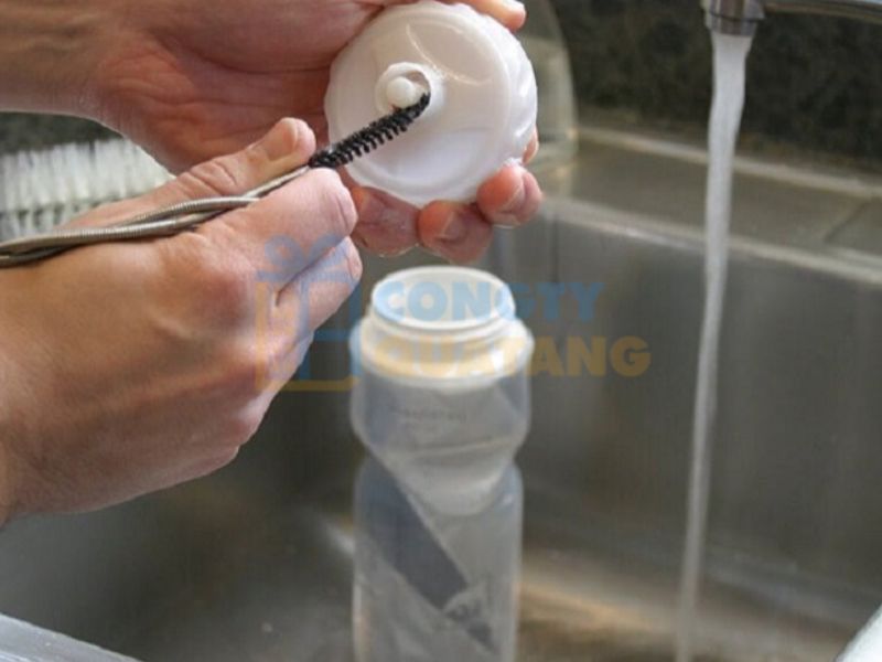 Vệ sinh bình nước nhựa định kỳ 1 - 2 lần/tuần