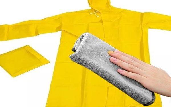 Cách xếp áo mưa gọn gàng giúp tiết kiệm không gian bảo quản