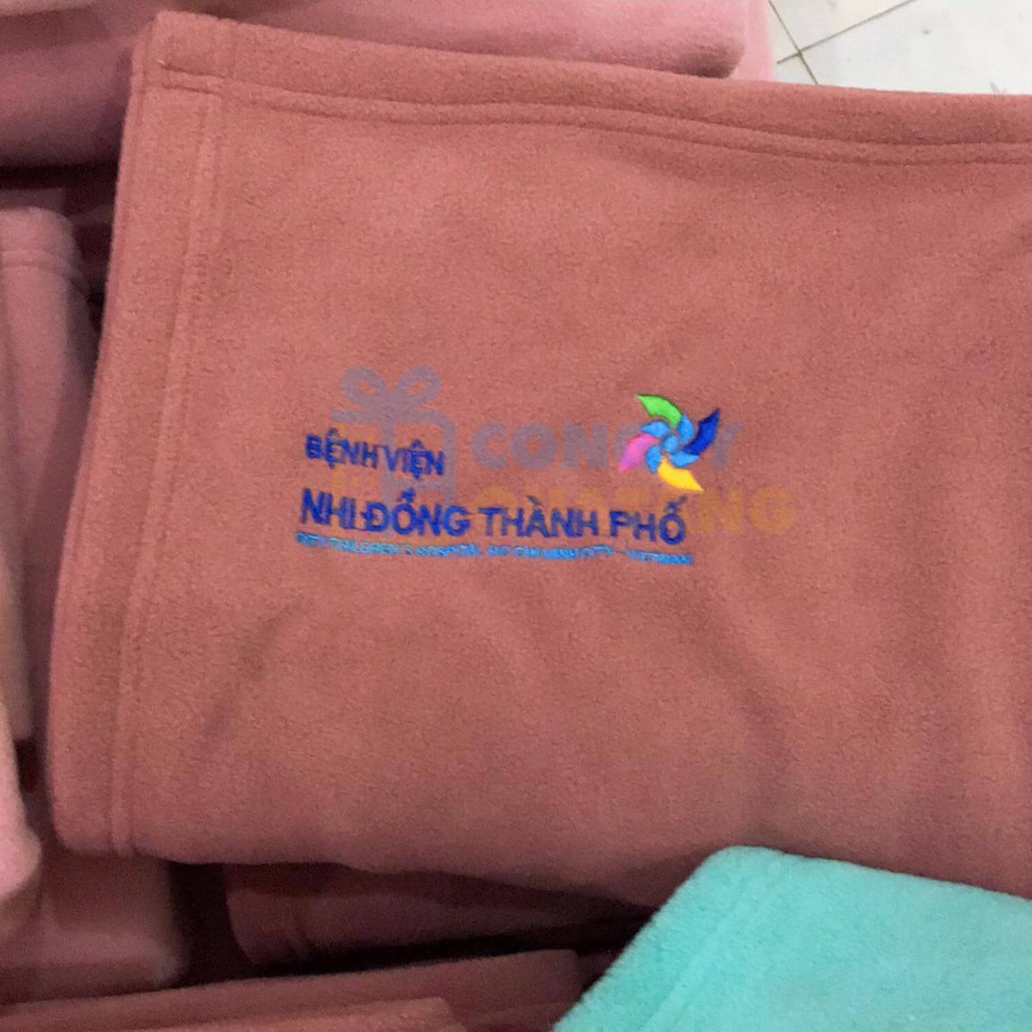 Chăn nỉ thêu logo theo yêu cầu của khách hàng