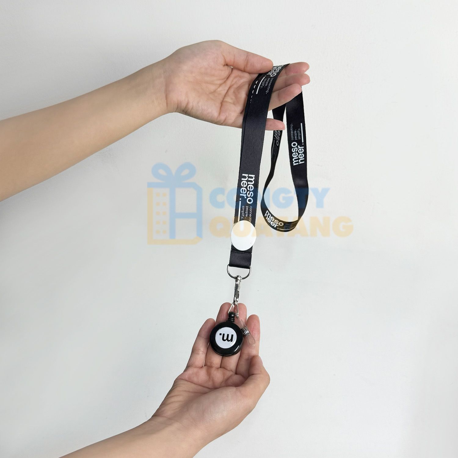 Dây đeo thẻ in logo làm quà tặng cho tân sinh viên