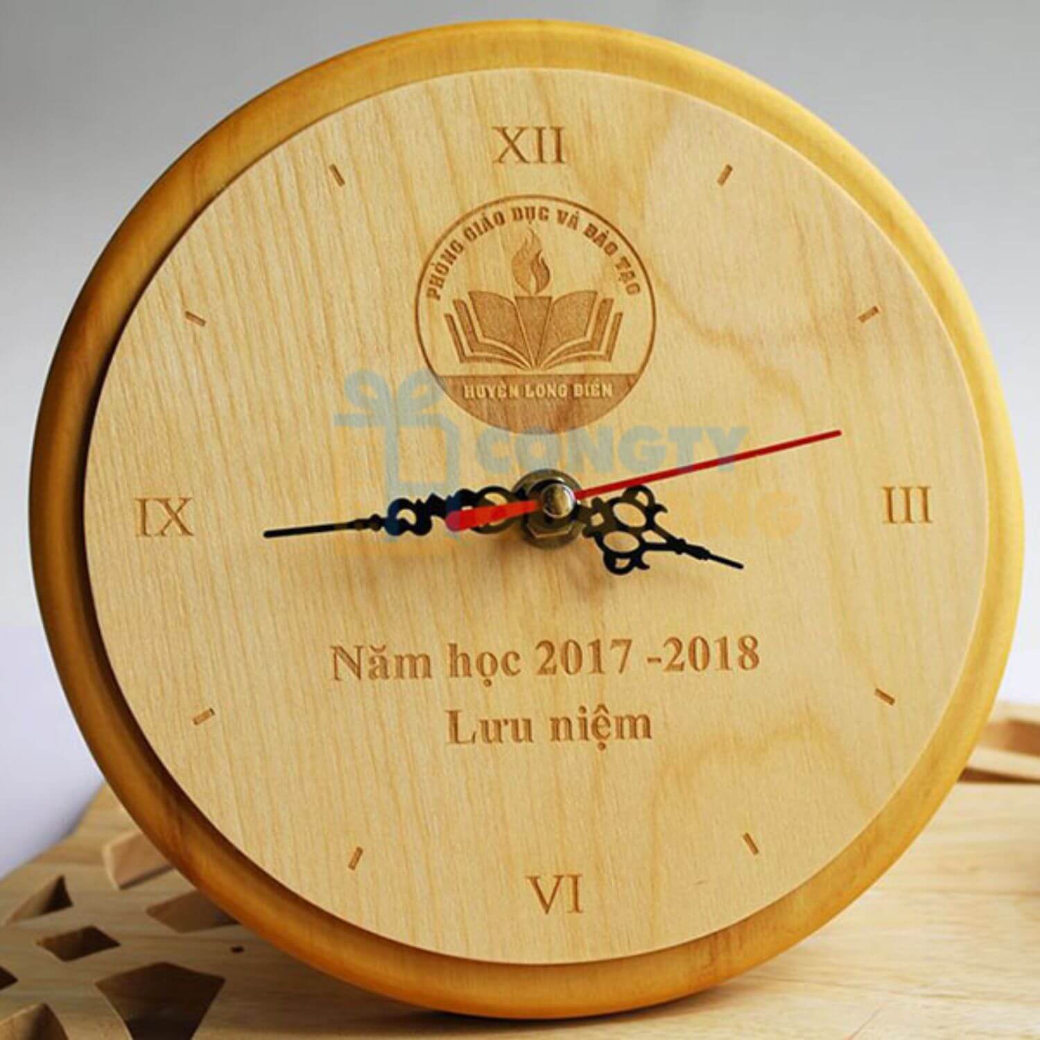 Đồng hồ gỗ khắc logo làm quà tặng khách hàng