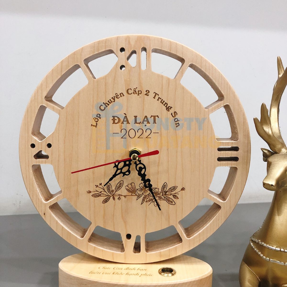 Đồng hồ gỗ khắc tên làm quà tặng sang trọng 