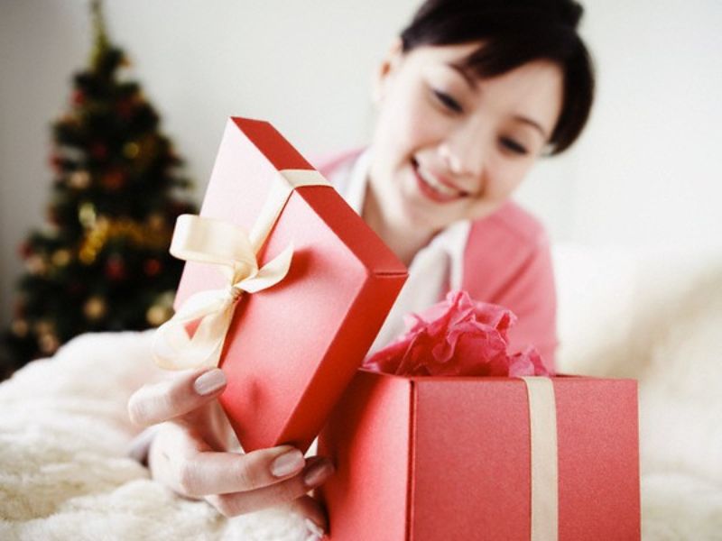 Việc tặng quà vừa là hành động thể hiện sự trân trọng