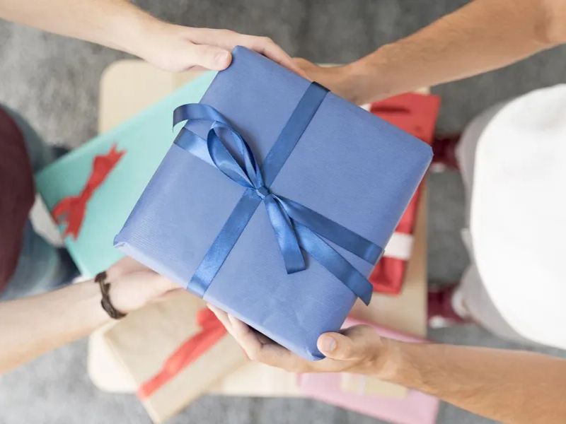 Quà tặng tinh tế giúp tạo dựng cầu nối cảm xúc, thúc đẩy sự gắn kết, tin tưởng bền chặt giữa các bên