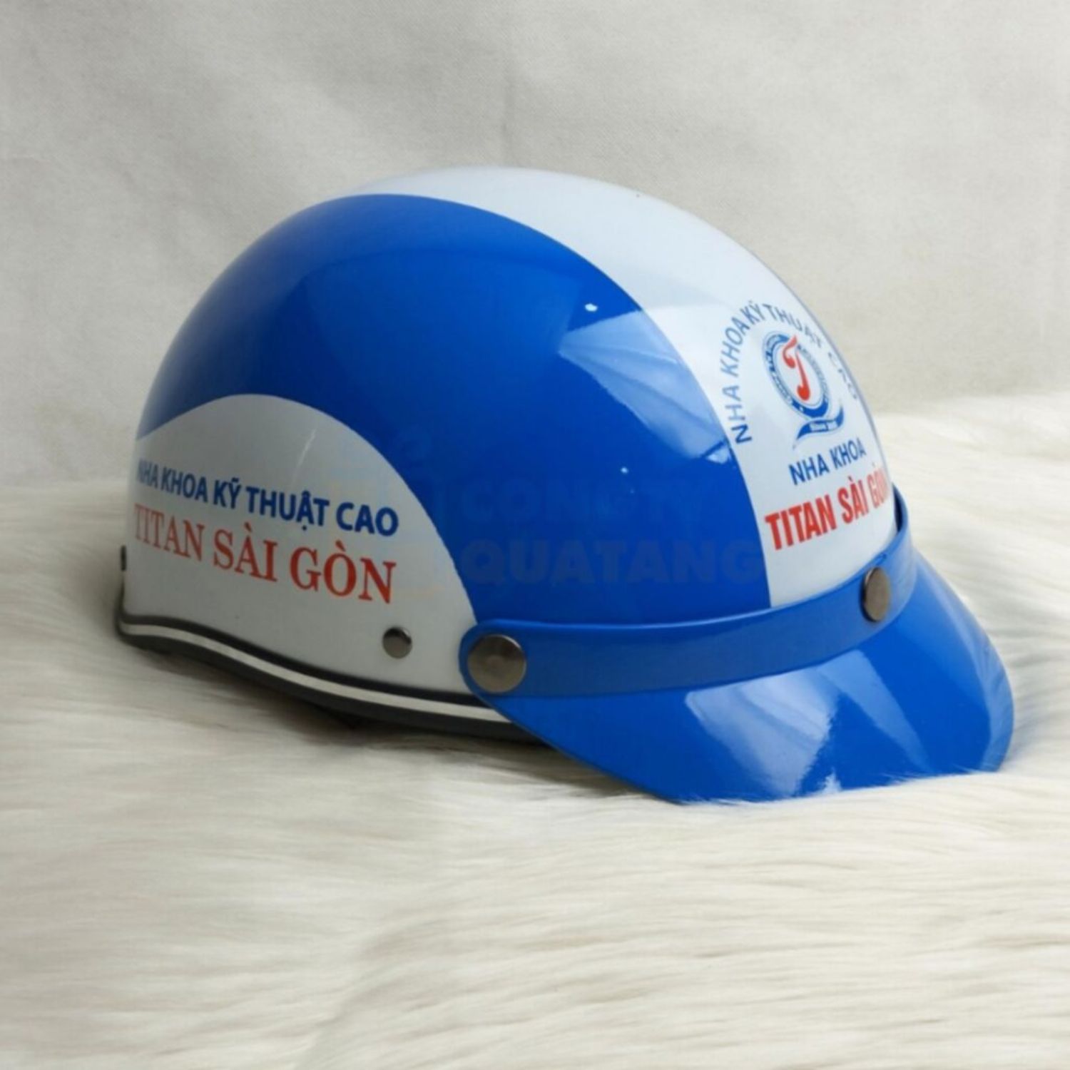 Mũ bảo hiểm và áo mưa in logo là những món quà thực tế