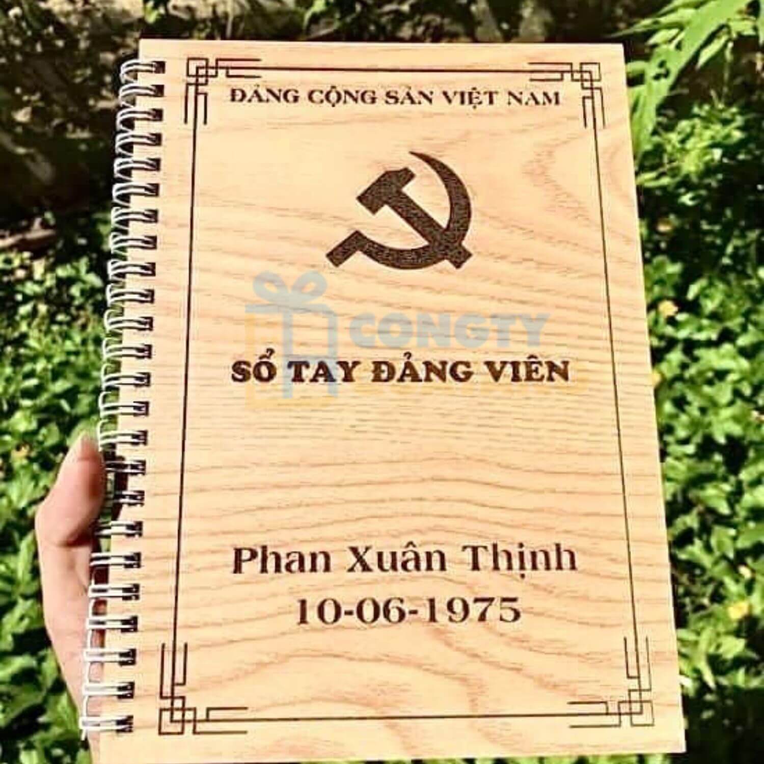 Sổ gỗ khắc tên làm quà tặng 