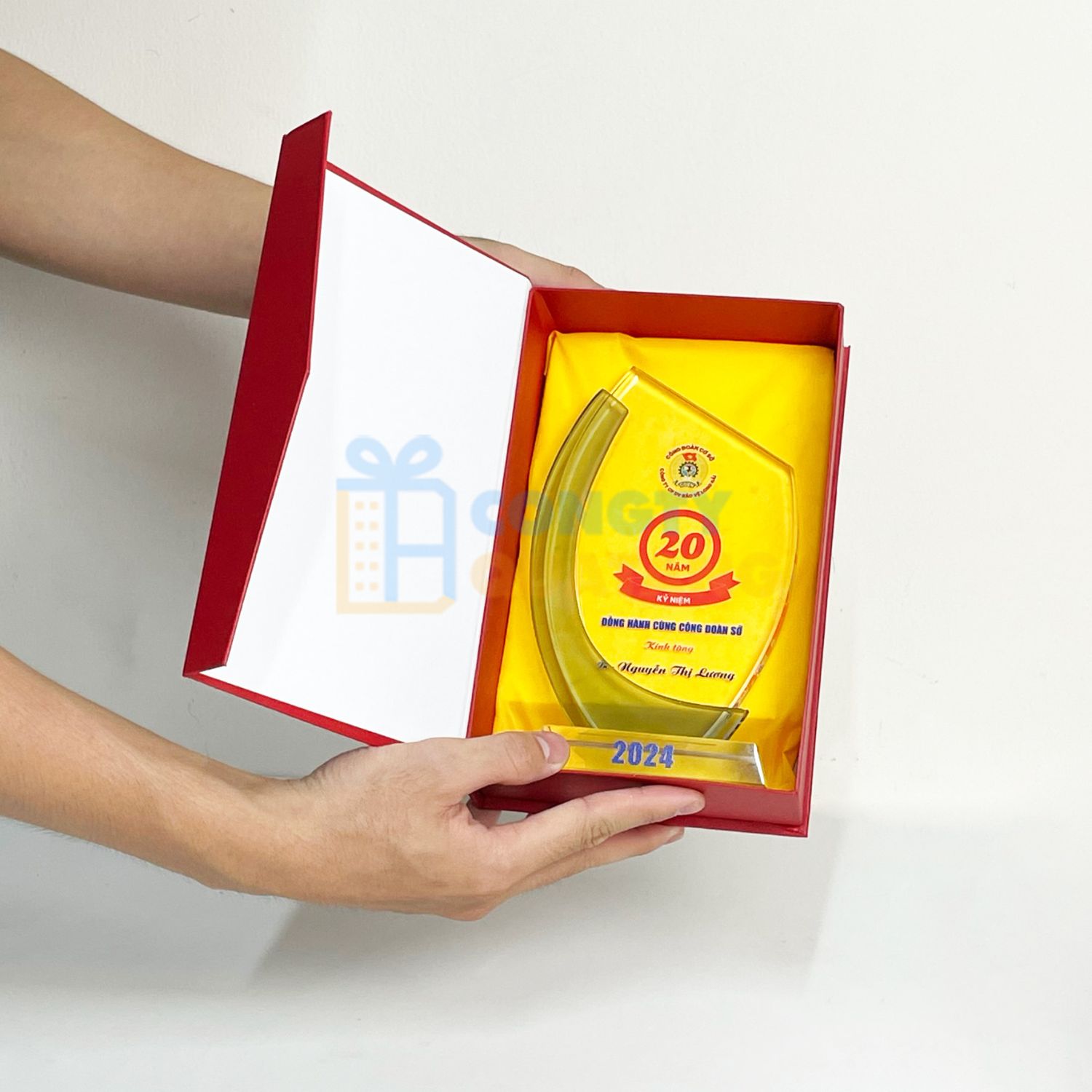 Xưởng sản xuất kỷ niệm chương theo yêu cầu, giá chỉ từ 1000.000đ tại TP.HCM - Congtyquatang.com.vn