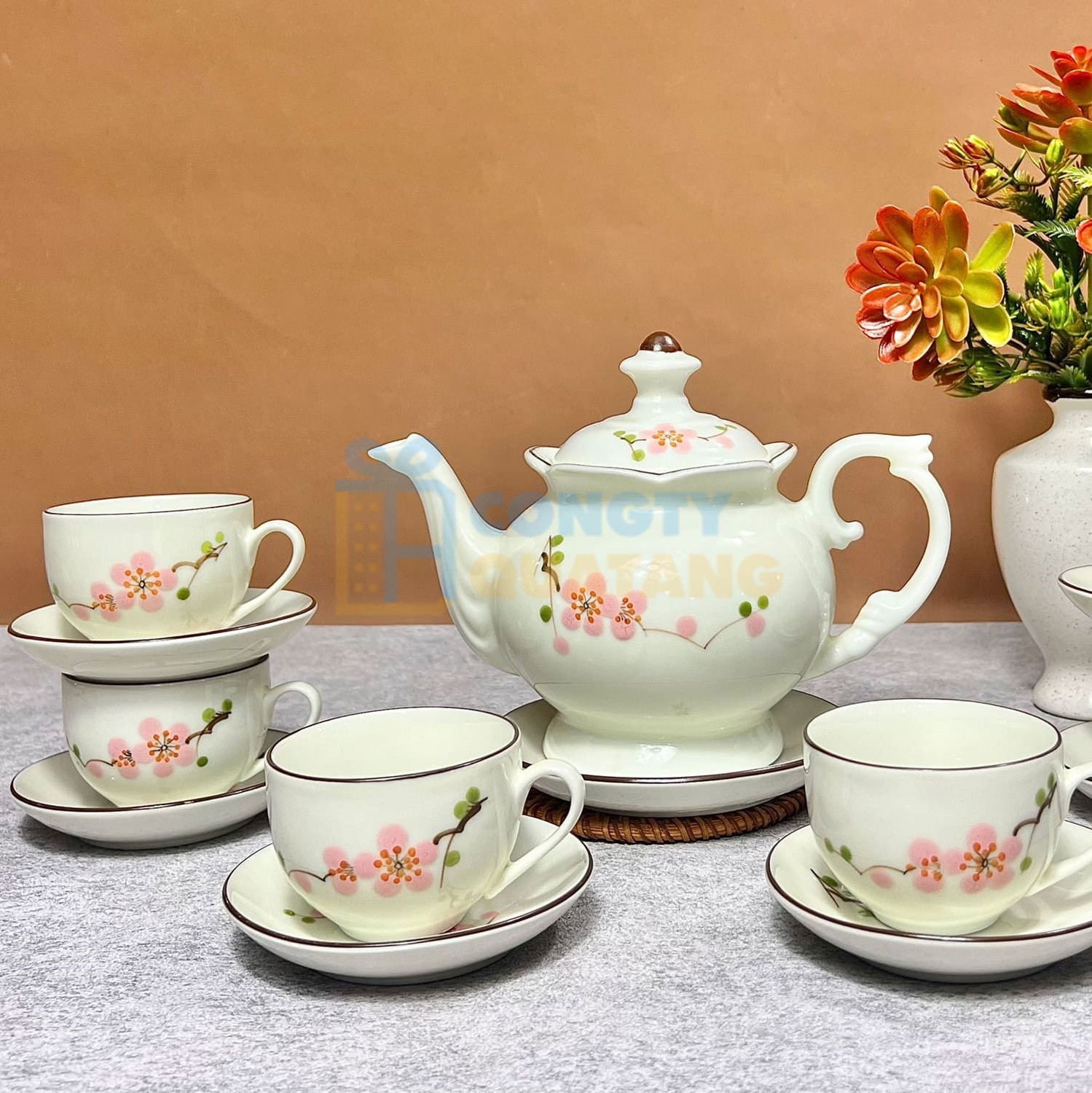 Bộ ấm chén hoa đào vẽ thủ công mang đậm dấu ấn cá nhân của nghệ nhân