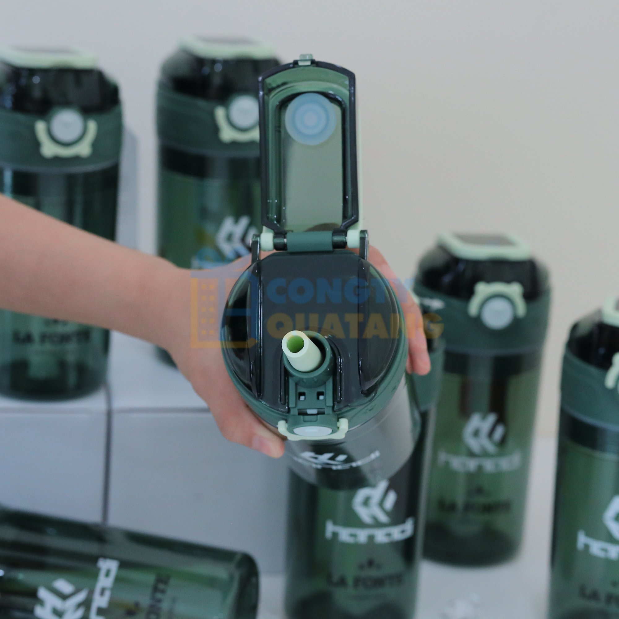 Bình đựng nước nhựa in ấn logo công ty làm quà tặng